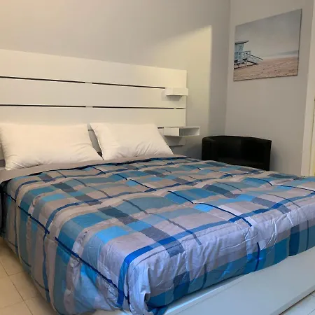 Bilocale Di Ringhiera In Corso Como/garibaldi Милан