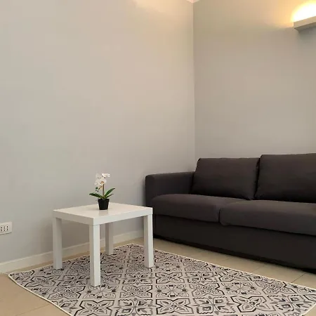 Bilocale Di Ringhiera In Corso Como/garibaldi * Милан