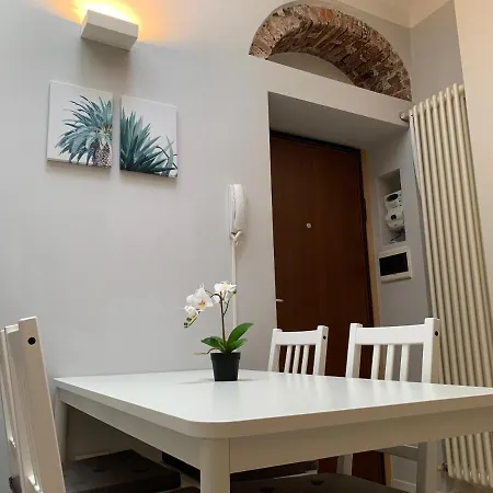 Apartment Bilocale Di Ringhiera In Corso Como/garibaldi