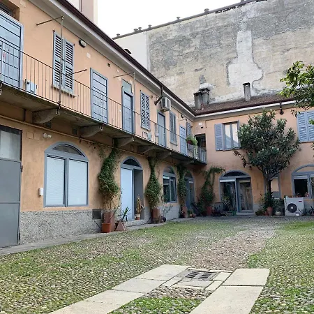 Bilocale Di Ringhiera In Corso Como/garibaldi Daire